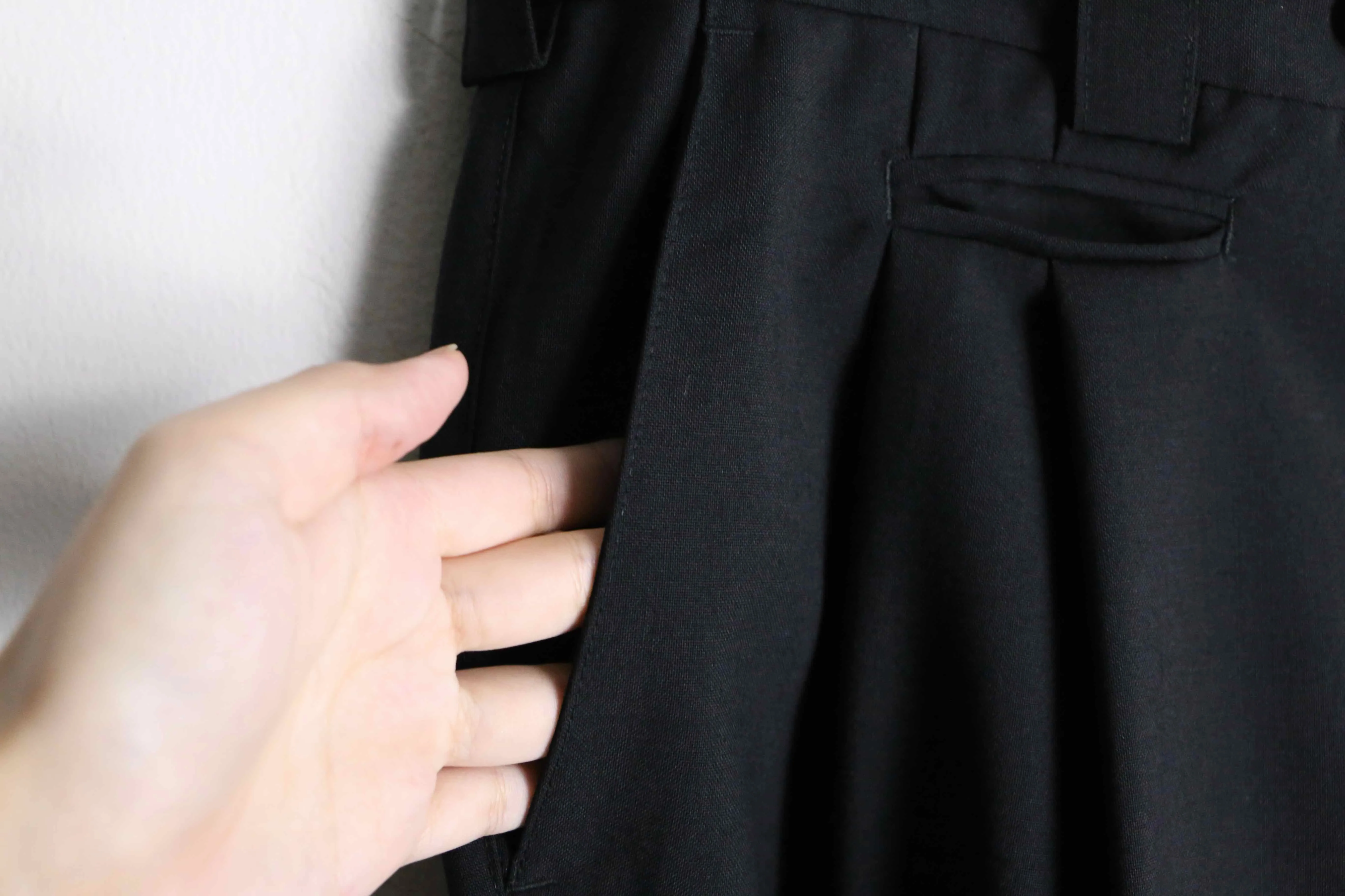 2tucks straight silhouette black color slacks