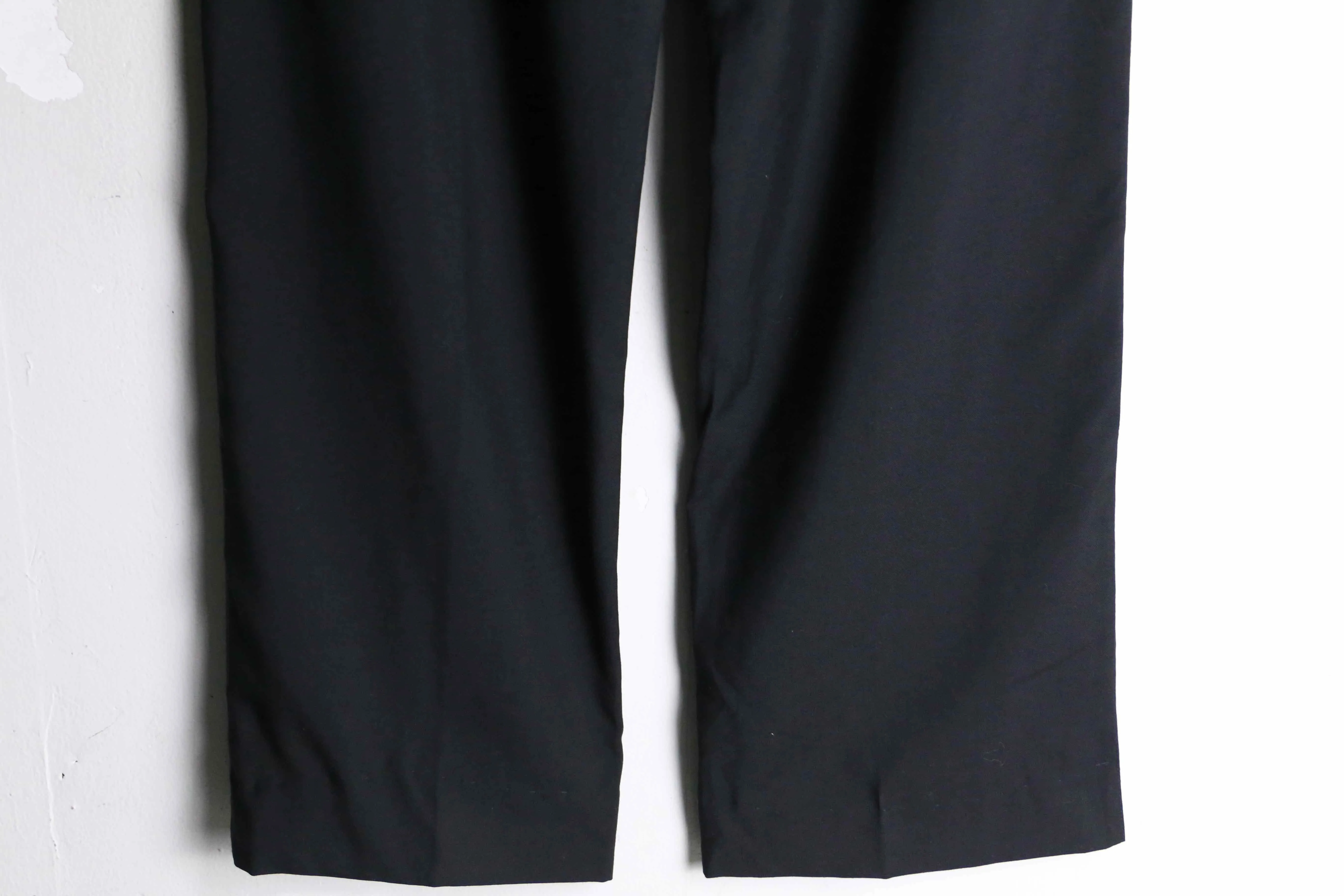 2tucks straight silhouette black color slacks