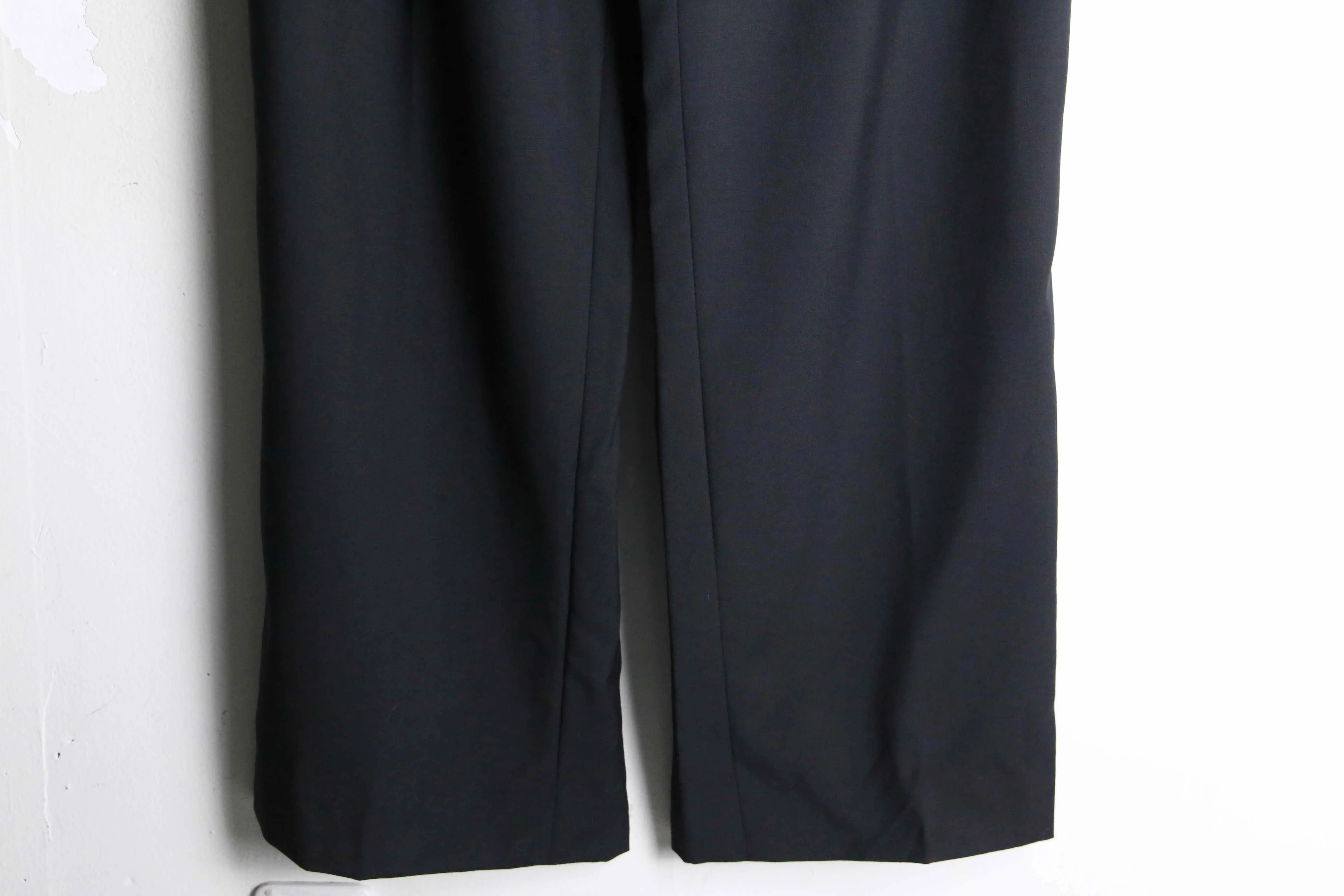 2tucks straight silhouette black color slacks