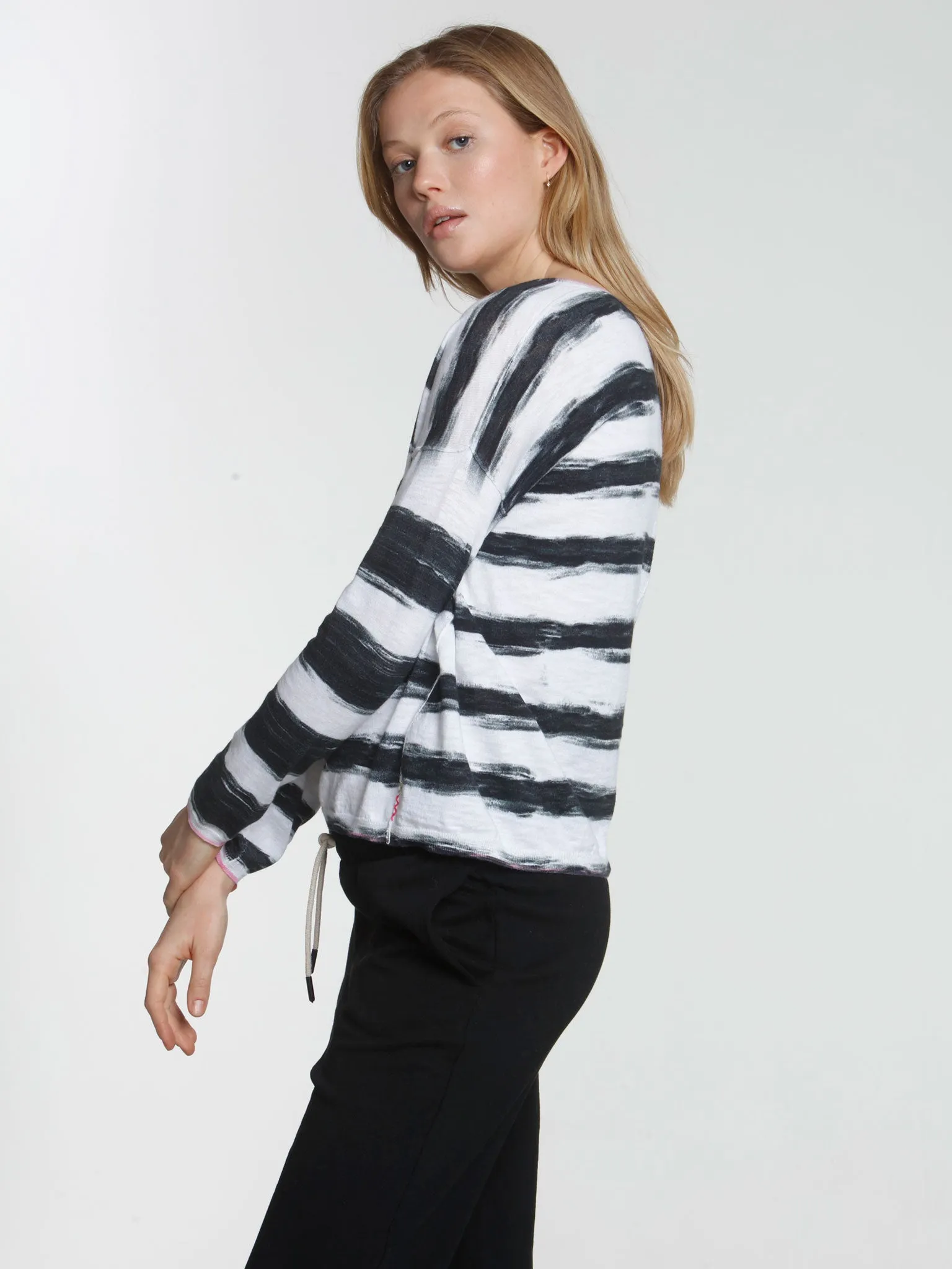 Painted Stripe Vee - Black