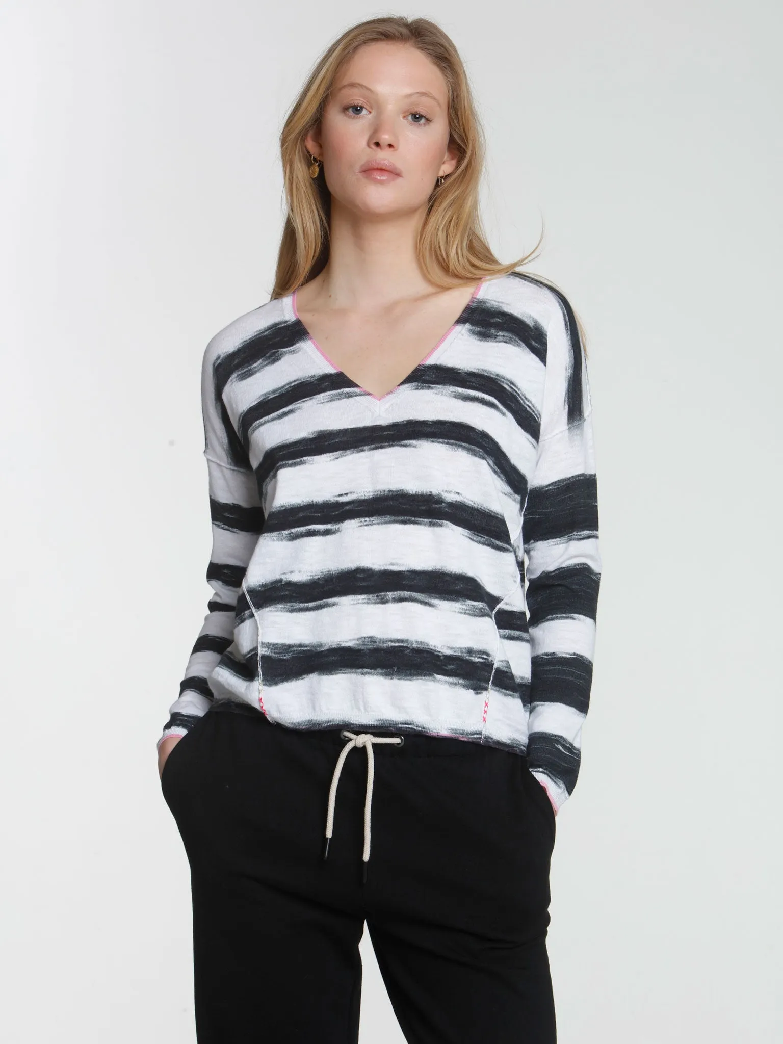 Painted Stripe Vee - Black